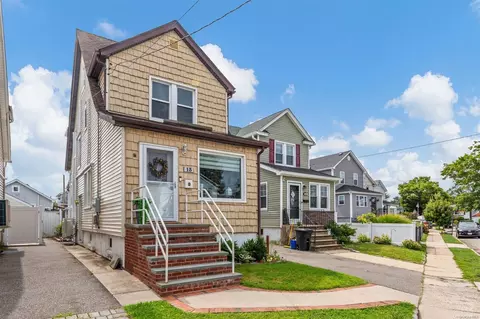 13 Smith St, East Rockaway, NY 11518