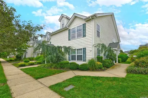 107 Brattle Cir #107, Melville, NY 11747