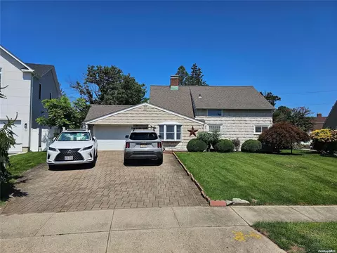 8 Bridge Ln, Hicksville, NY 11801