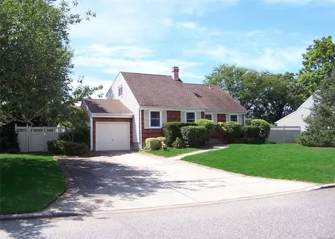 14 Towne Ln, Centereach, NY 11720