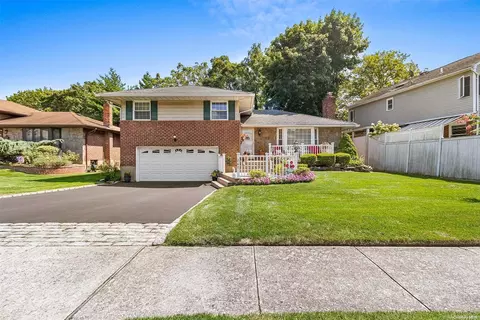267 Ringwood Dr, Wantagh, NY 11793