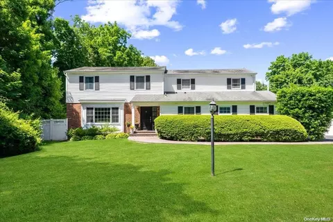 7 Whitman Ct, Huntington, NY 11743