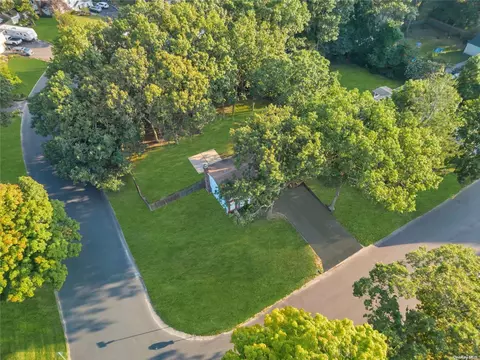 26 Mayflower Ln, Setauket, NY 11733