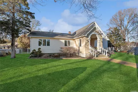 240 Stratmors Rd, Southold, NY 11939