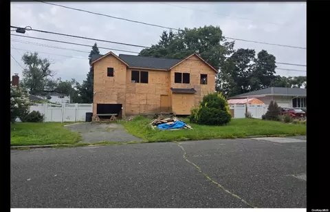 140 Floyd St, Brentwood, NY 11717