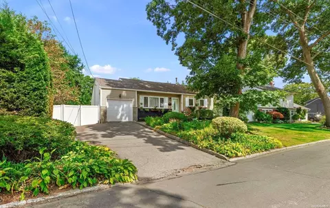 3 Fairview Ln, Huntington Station, NY 11746