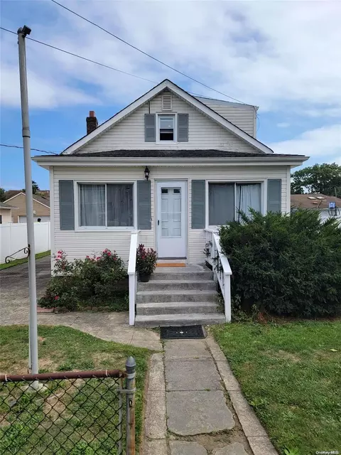 137 Texas St, Lindenhurst, NY 11757