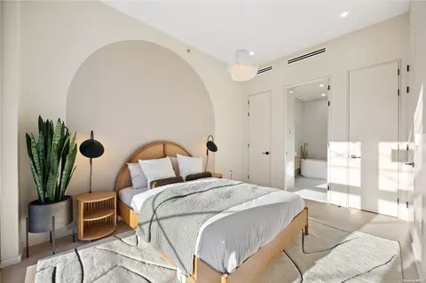 31-16 21st St #4D, Astoria, NY 11106