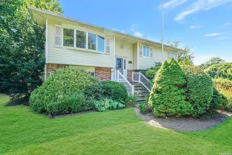 252 Woodmere St, Islip Terrace, NY 11752