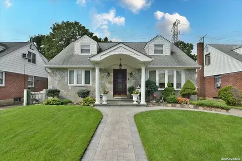 63 Shortridge Dr, North Hempstead, NY 11501