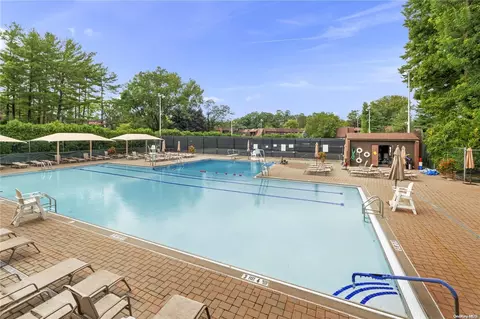 1 Fox Rdgs #303, North Hempstead, NY 11576