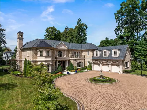 449 E Shore Rd, North Hempstead, NY 11024