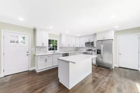 33 Beverly Rd, Smithtown, NY 11787