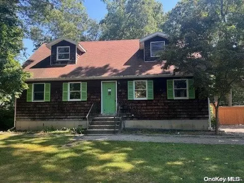 15 Seneca Trl, Ridge, NY 11961