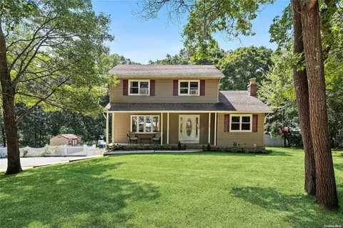 28 Willow Ave, Farmingville, NY 11738