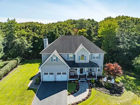 64 Crosby St, Sayville, NY 11782