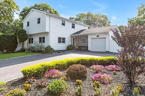 1530 Grundy Ave, Holbrook, NY 11741