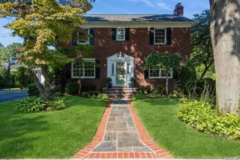 122 Sackville Rd, Garden City, NY 11530