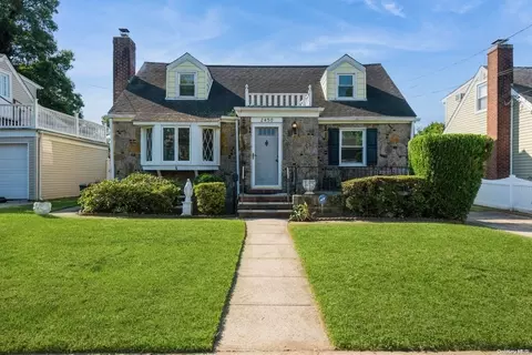2450 3rd Ave, East Meadow, NY 11554