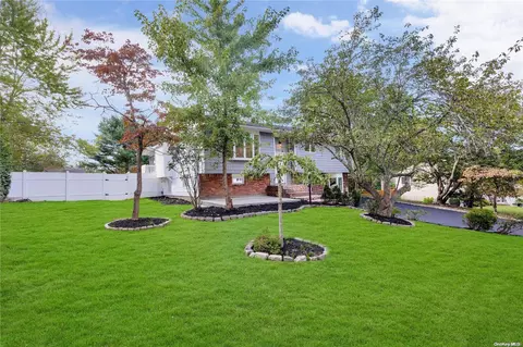 16 Rogers Ln, Smithtown, NY 11787