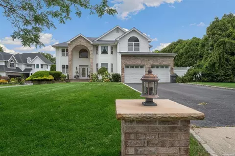 19 Poplar Ln, Commack, NY 11725