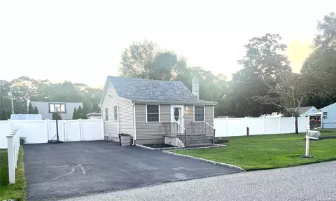 204 Whittier Dr, Mastic Beach, NY 11951