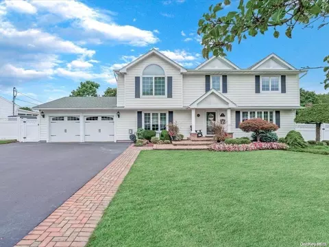 27 Robinson Dr, Bethpage, NY 11714