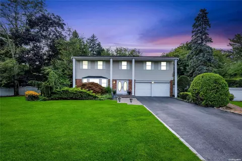 1 Aron Dr, Woodbury, NY 11797