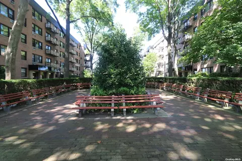 4 Birchwood Ct #4L, North Hempstead, NY 11501