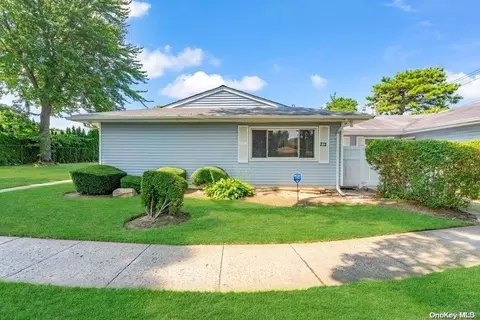 272 Storm Dr #272, Holtsville, NY 11742