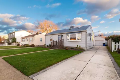 43 Polk St, Freeport, NY 11520