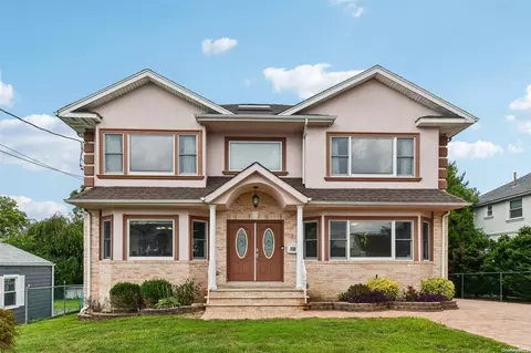 22 Arleigh Dr, North Hempstead, NY 11507