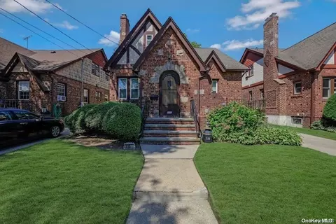 115 3rd St, North Hempstead, NY 11040