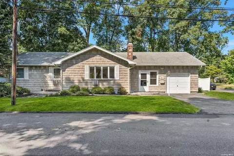 21 Armell St, Huntington Station, NY 11746