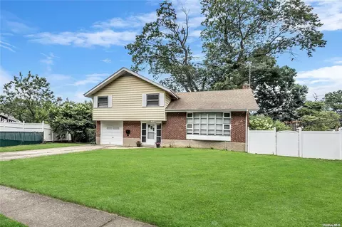 32 Northcote Rd, North Hempstead, NY 11590