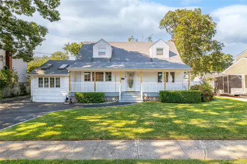 521 N Greene Ave, Lindenhurst, NY 11757