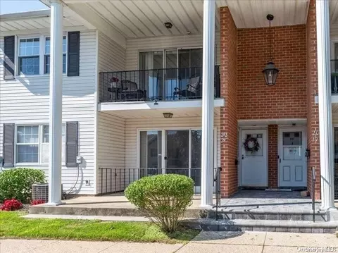 21 Jad Ct #21, Plainview, NY 11803