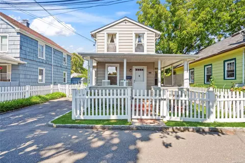 50 15th Ave, Sea Cliff, NY 11579