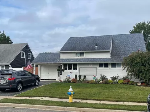 40 Tanager Ln, Levittown, NY 11756