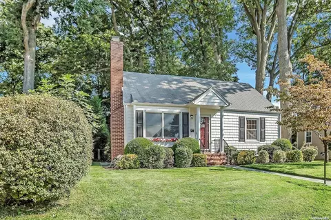 32 N Yew St, Glen Cove, NY 11542