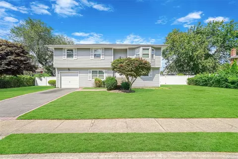 67 Beldon Ln, Bay Shore, NY 11706