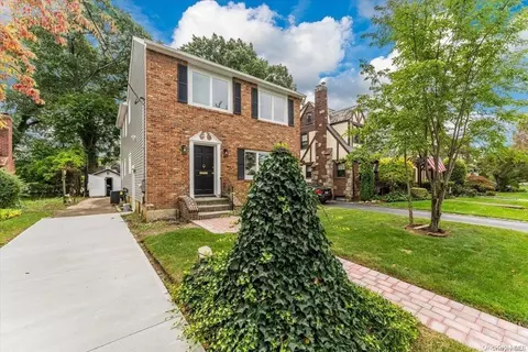 39 Schuyler Ave, Rockville Centre, NY 11570