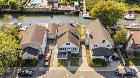 3300 Parkway Dr, Baldwin, NY 11510