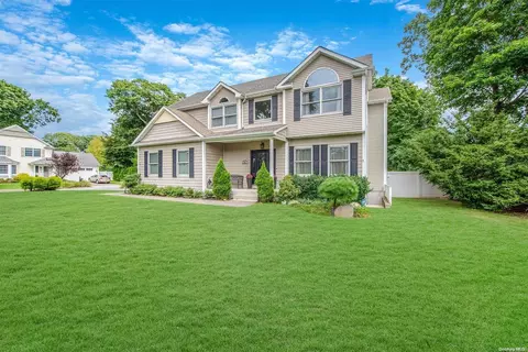 251 5th Ave, Smithtown, NY 11787