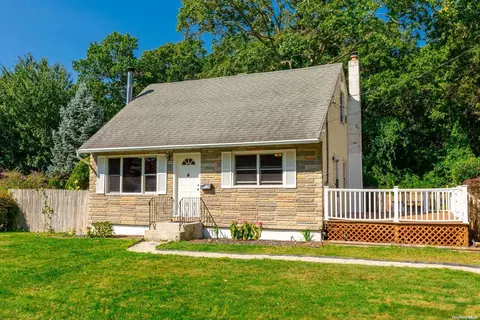1138 Namdac Ave, Bay Shore, NY 11706