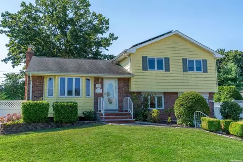 18 Pickwick Dr, Commack, NY 11725