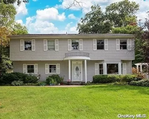 23 Dunedin St, Smithtown, NY 11787