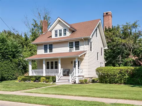 9 Bogart Ave, North Hempstead, NY 11050