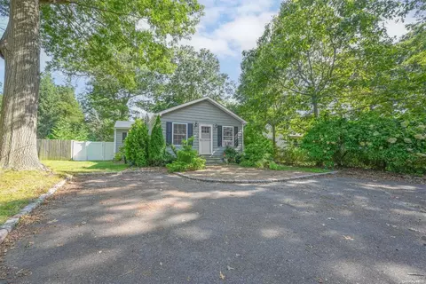 25 Pineacre Dr, Smithtown, NY 11787