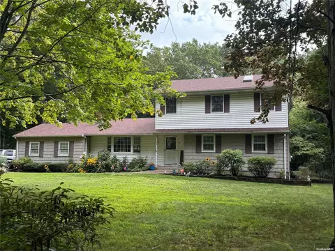 87 Radio Ave, Miller Place, NY 11764